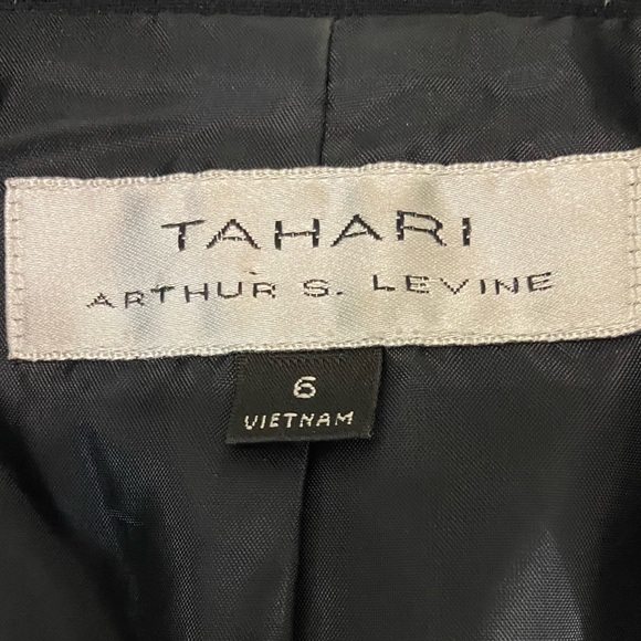 Tahari Arthur S. Levine Black Blazer with Ivory Piping, Front Pockets, Size 6 - Picture 2 of 10